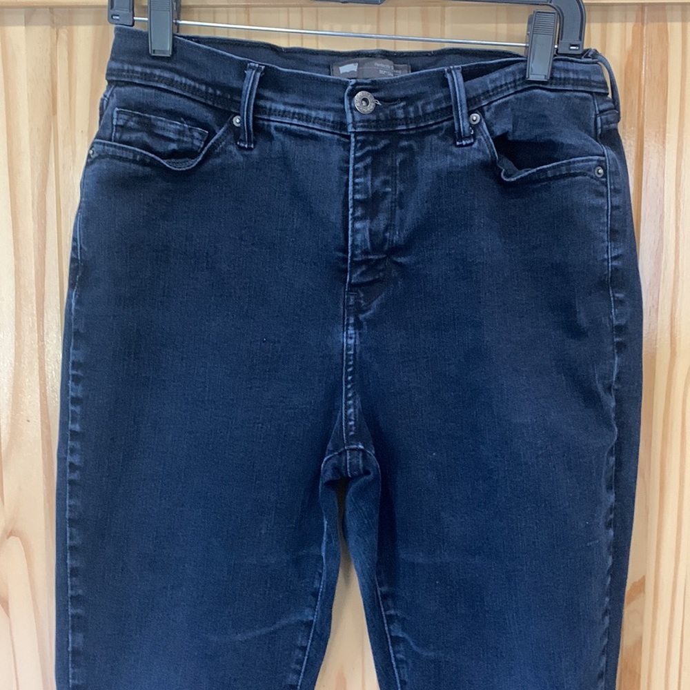 Levis Women’s Perfectly‎ Slimming Skinny Leg Dark Blue Denim Jean. Size 31 (635)